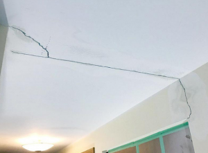 Chuẩn bị các vật dụng cần thiết khi xử lý trần nhà bị nứt